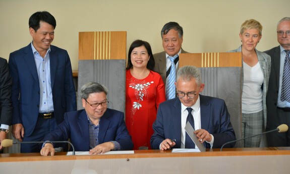 prof. Dung Bui Van i prof. Wojciech Strzyżewski; fot. M. Szafrańska-Winiecka