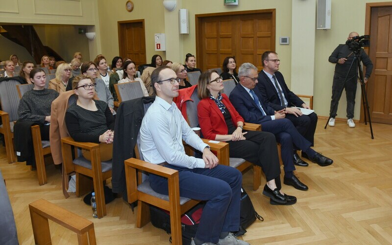 Uczestnicy spotkania "Edukacja-Nauka-Rynek 4.0" na UZ