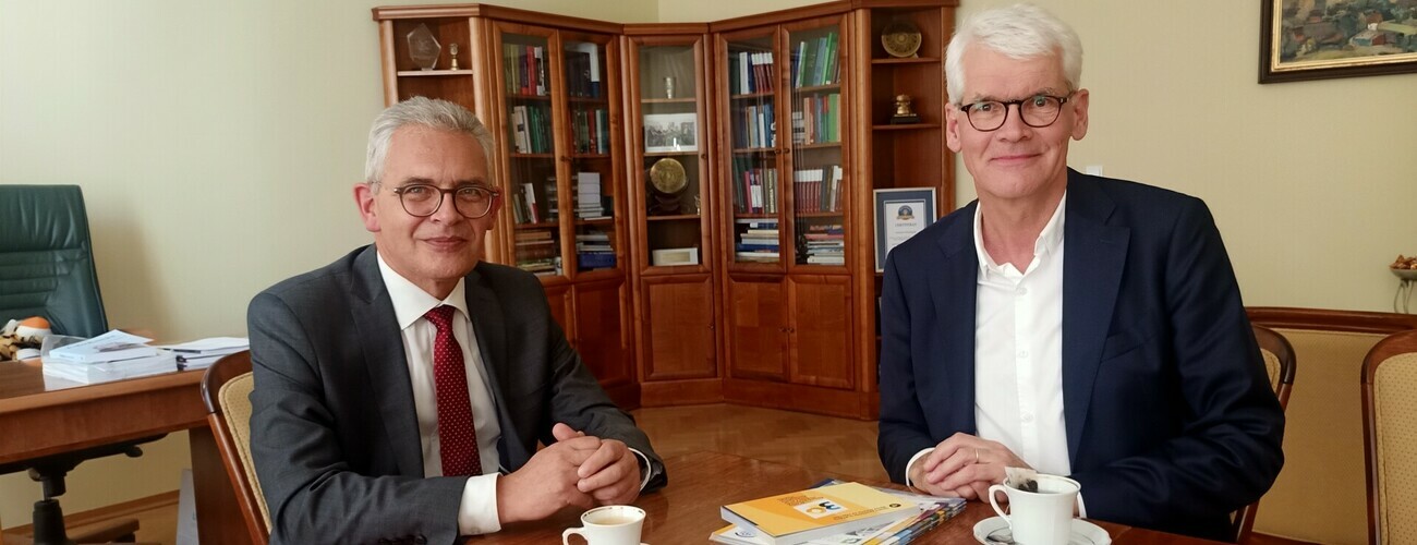 rektor UZ - prof. Wojciech Strzyżewski i prezydent Uniwersytetu Europejskiego Viadrina we Frankfurcie nad Odrą - prof. Eduard Mühle; fot. K. Doszczak